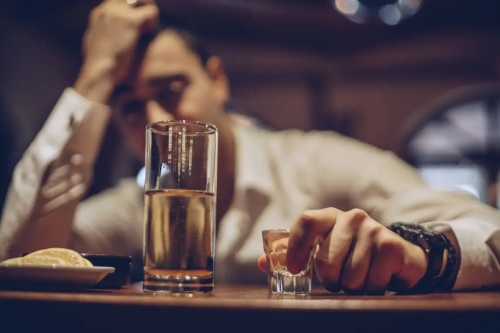 喜歡喝酒買醉的男人面相